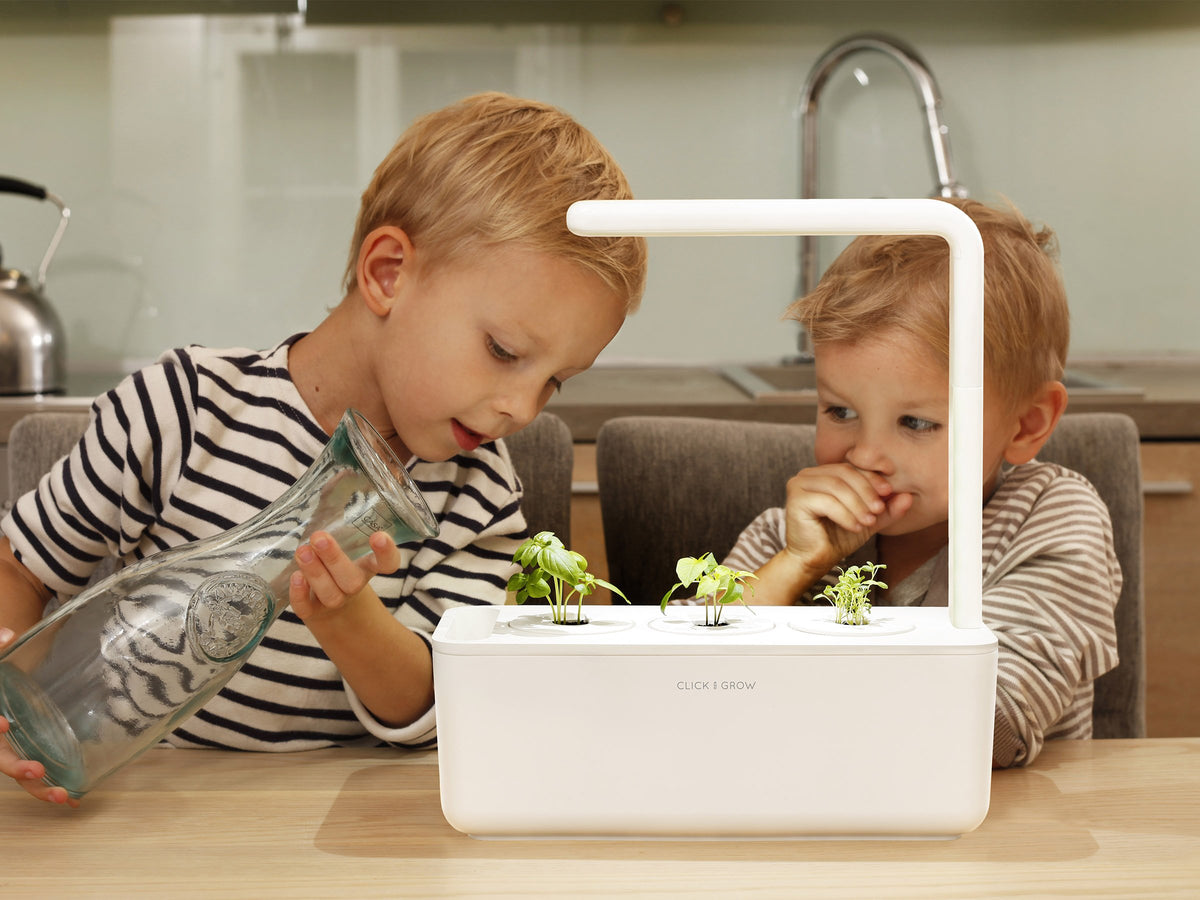 The Smart Garden 3 / Easy to use indoor garden. Grow fresh herbs with the Click & Grow plant growing kit called the smart indoor garden. It's the best indoor garden available!